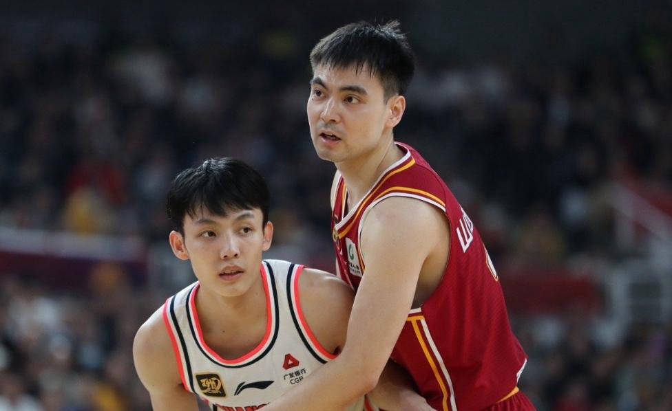 包含Scout焦点对战，Uzi与70激战掘金分钟，战术调整胜负难料！全场沸腾不已的词条