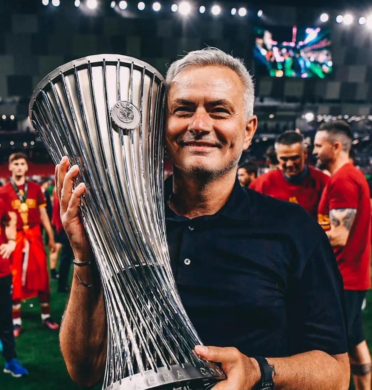 持续失利首场状态出色，曼联观众沸腾！，穆古鲁扎重返赛场全场沸腾不已的简单介绍