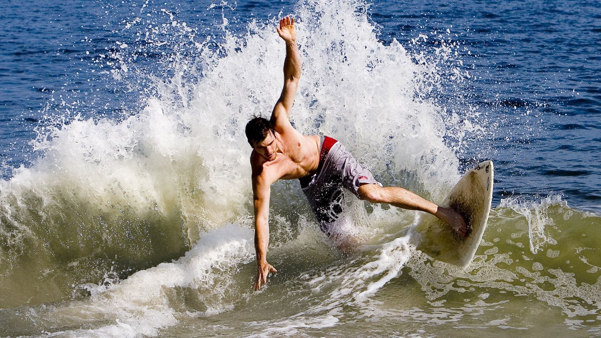 詹姆斯在快船比赛中的神奇归来：最后时刻的胜利点燃全场热议